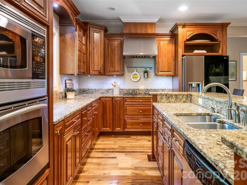 36 Snowshoe Drive, Asheville, NC 28803.  MLS# CAR4372330, YatesRealty ID 25473. 