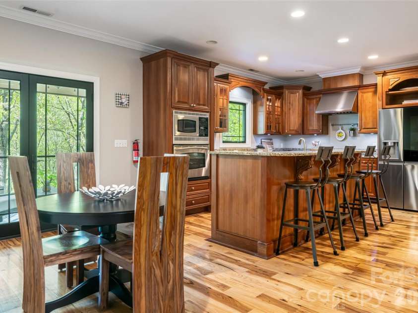 36 Snowshoe Drive, Asheville, NC 28803.  MLS# CAR4372330, YatesRealty ID 25473. 