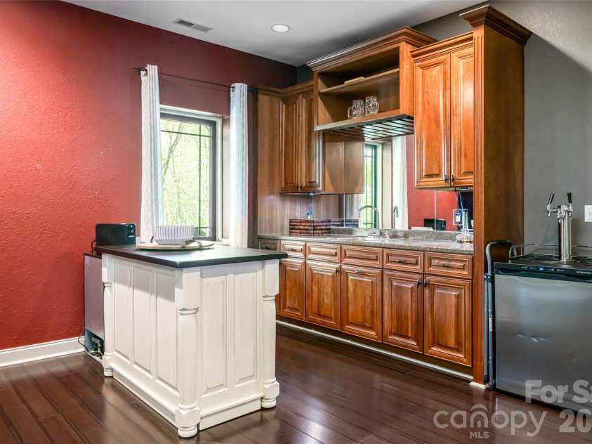 36 Snowshoe Drive, Asheville, NC 28803.  MLS# CAR4372330, YatesRealty ID 25473. 