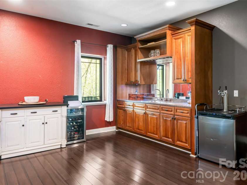 36 Snowshoe Drive, Asheville, NC 28803.  MLS# CAR4372330, YatesRealty ID 25473. 