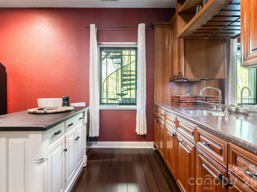 36 Snowshoe Drive, Asheville, NC 28803.  MLS# CAR4372330, YatesRealty ID 25473. 