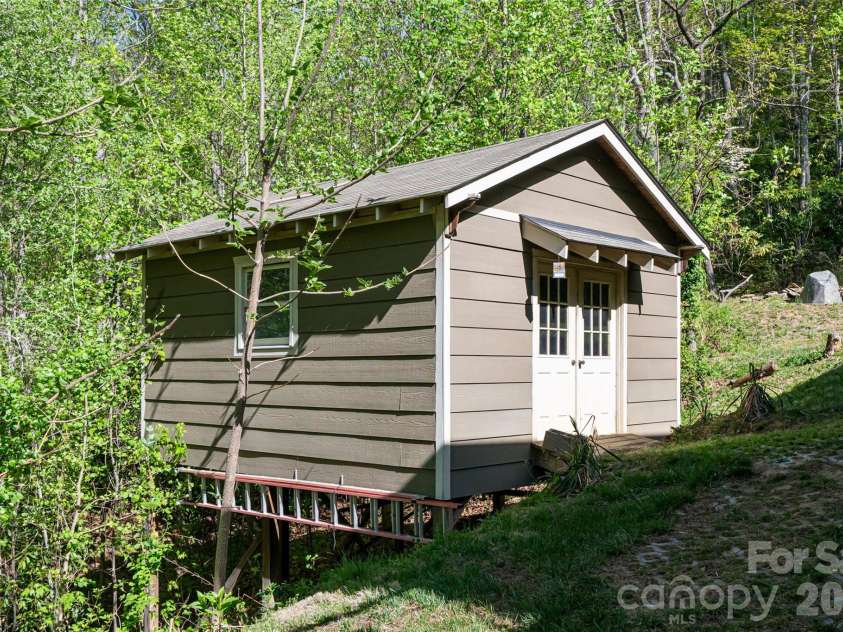 36 Snowshoe Drive, Asheville, NC 28803.  MLS# CAR4372330, YatesRealty ID 25473. 