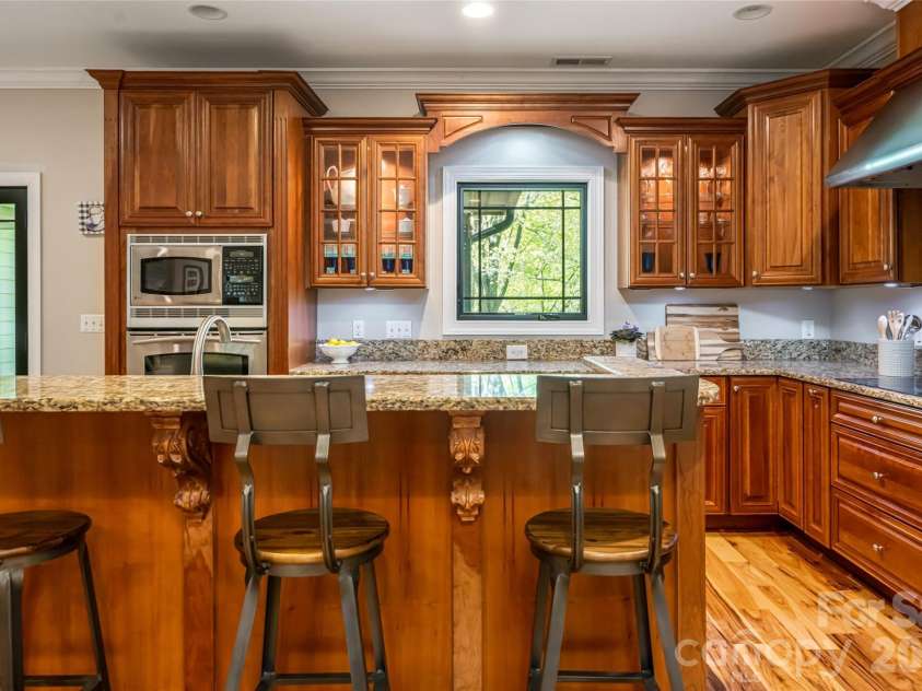 36 Snowshoe Drive, Asheville, NC 28803.  MLS# CAR4415135, YatesRealty ID 25473. 