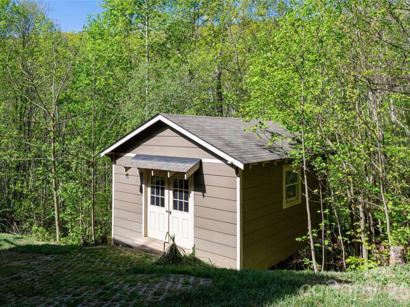 36 Snowshoe Drive, Asheville, NC 28803.  MLS# CAR4415135, YatesRealty ID 25473. 