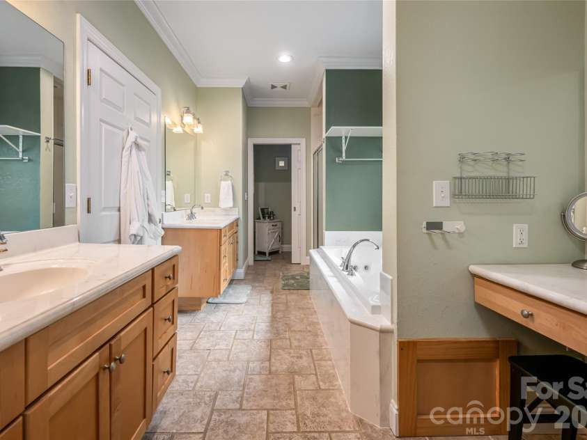 36 Snowshoe Drive, Asheville, NC 28803.  MLS# CAR4415135, YatesRealty ID 25473. 
