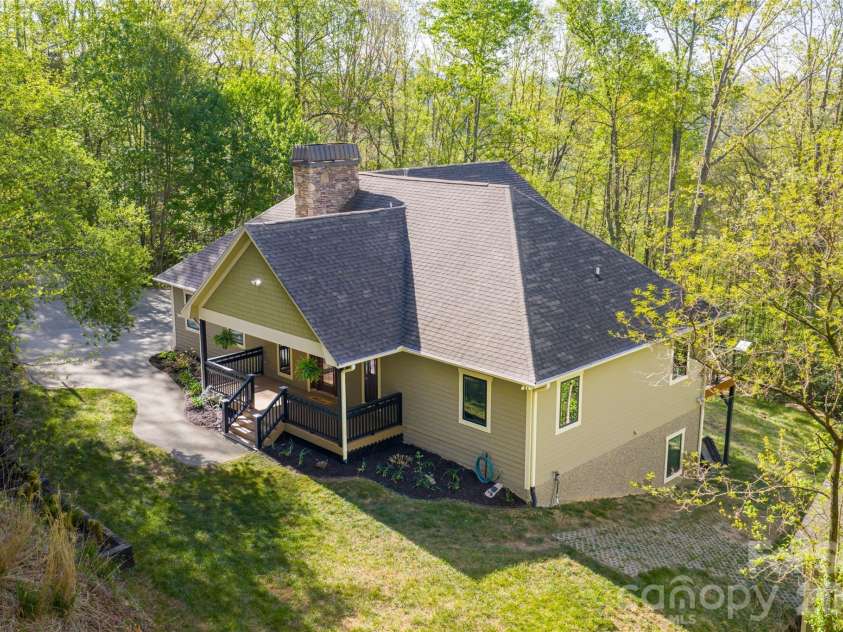 36 Snowshoe Drive, Asheville, NC 28803.  MLS# CAR4415135, YatesRealty ID 25473. 