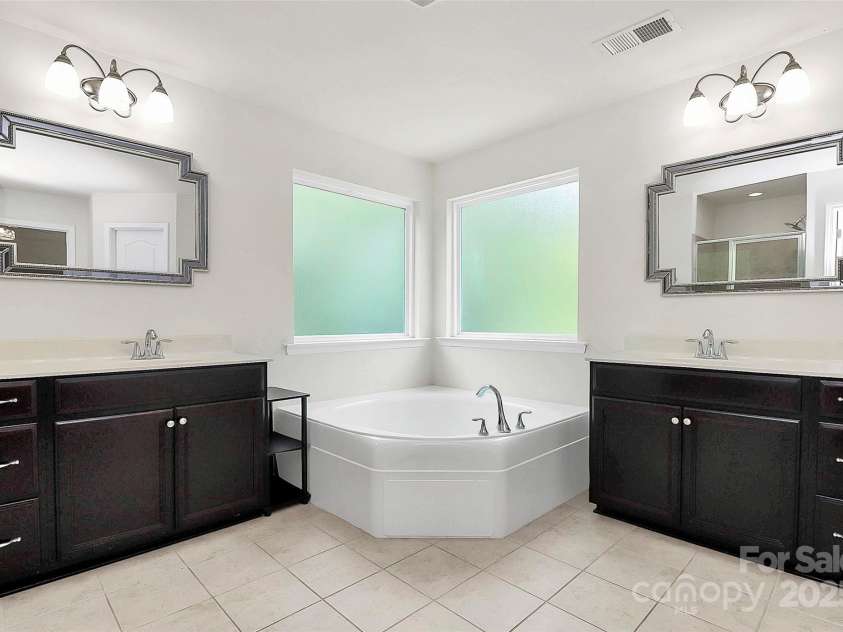 1104 Snowbird Lane, Waxhaw, NC 28173.  MLS# CAR4288166, YatesRealty ID 25474. Primary Bath