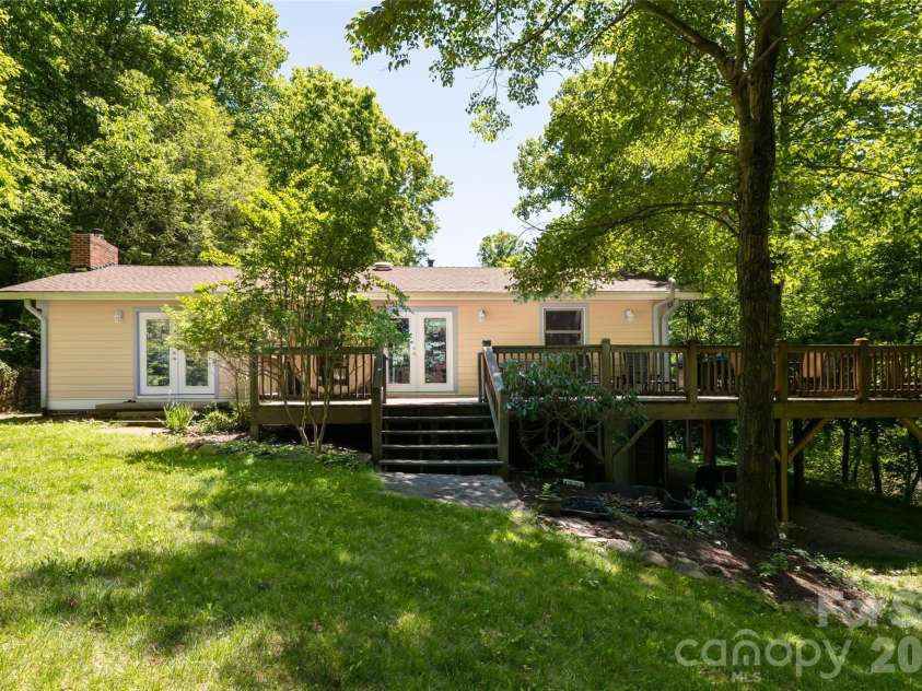 26 Utopia Road, Asheville, NC 28805.  MLS# CAR4382071, YatesRealty ID 25474. 