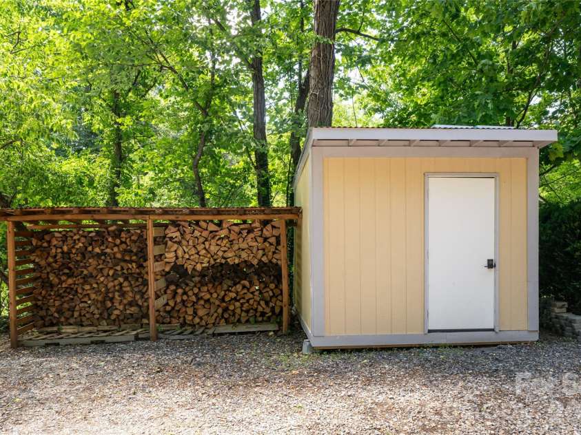 26 Utopia Road, Asheville, NC 28805.  MLS# CAR4382071, YatesRealty ID 25474. 