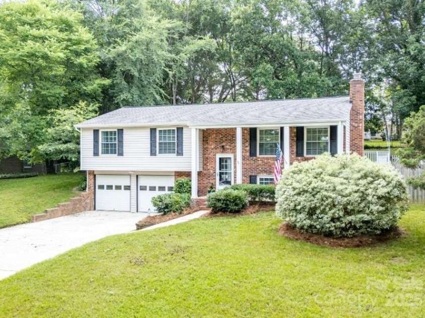 5909 Ryder Avenue, Charlotte, NC 28226.  MLS# CAR4269232, YatesRealty ID 25476. 