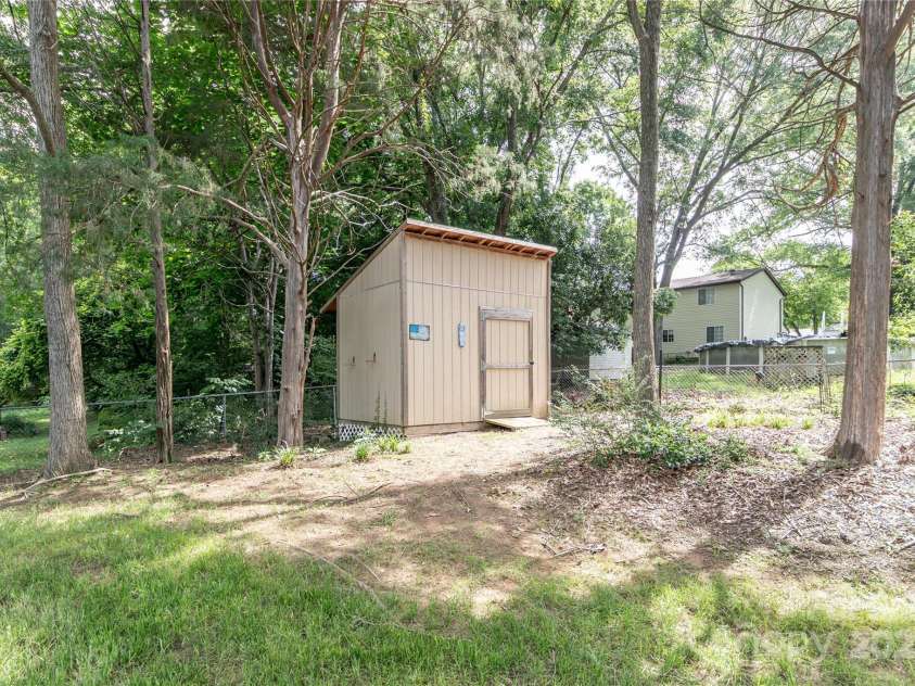 5909 Ryder Avenue, Charlotte, NC 28226.  MLS# CAR4269232, YatesRealty ID 25476. 