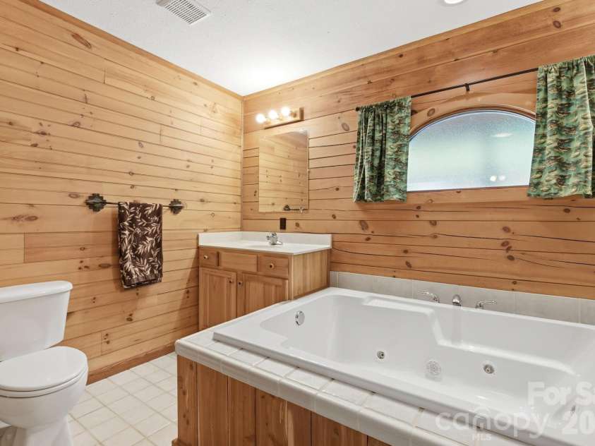 152 Rivercliff Drive, Stony Point, NC 28678.  MLS# CAR4385217, YatesRealty ID 25479. Master Bath