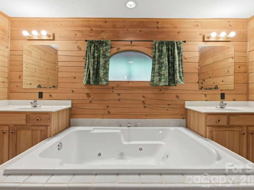 152 Rivercliff Drive, Stony Point, NC 28678.  MLS# CAR4385217, YatesRealty ID 25479. Master Tub