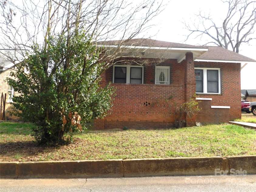 39 Railroad Street, Lincolnton, NC 28092.  MLS# CAR4234127, YatesRealty ID 2548. 
