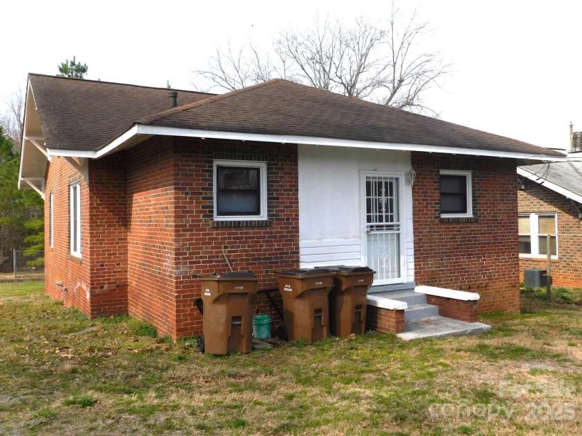 39 Railroad Street, Lincolnton, NC 28092.  MLS# CAR4234127, YatesRealty ID 2548. 