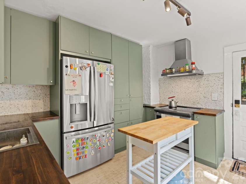238 Forest Hill Drive, Asheville, NC 28803.  MLS# CAR4384650, YatesRealty ID 25482. 