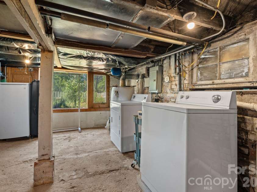 238 Forest Hill Drive, Asheville, NC 28803.  MLS# CAR4384650, YatesRealty ID 25482. 
