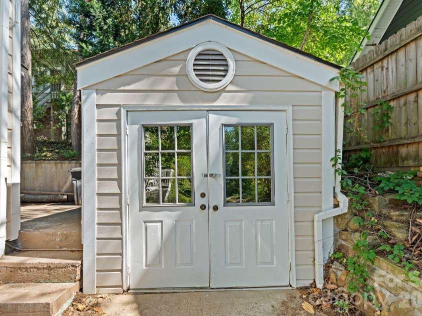 238 Forest Hill Drive, Asheville, NC 28803.  MLS# CAR4384650, YatesRealty ID 25482. 
