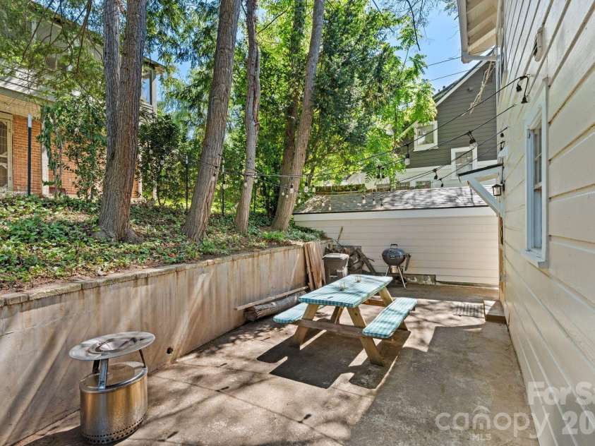 238 Forest Hill Drive, Asheville, NC 28803.  MLS# CAR4384650, YatesRealty ID 25482. 