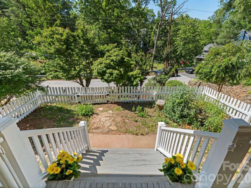238 Forest Hill Drive, Asheville, NC 28803.  MLS# CAR4384650, YatesRealty ID 25482. 