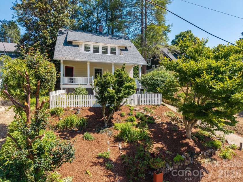 238 Forest Hill Drive, Asheville, NC 28803.  MLS# CAR4384650, YatesRealty ID 25482. 