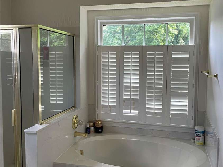 2836 Pickering Road, Greensboro, NC 27407.  MLS# CAR4275274, YatesRealty ID 25483. Ensuite Spa tub