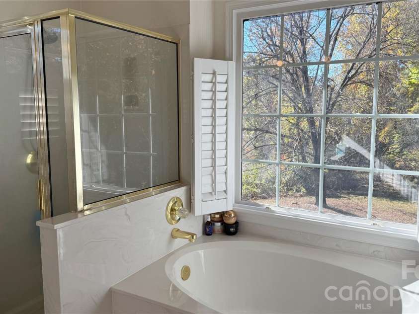 2836 Pickering Road, Greensboro, NC 27407.  MLS# CAR4275274, YatesRealty ID 25483. Primary spa tub