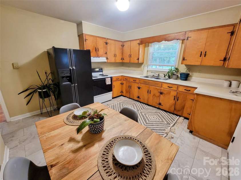 45 Browndale Road, Asheville, NC 28805.  MLS# CAR4383844, YatesRealty ID 25484. Eat In Kitchen