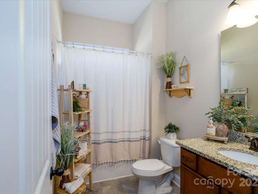 9122 Carneros Creek Road, Charlotte, NC 28214.  MLS# CAR4278394, YatesRealty ID 25484. Bathroom