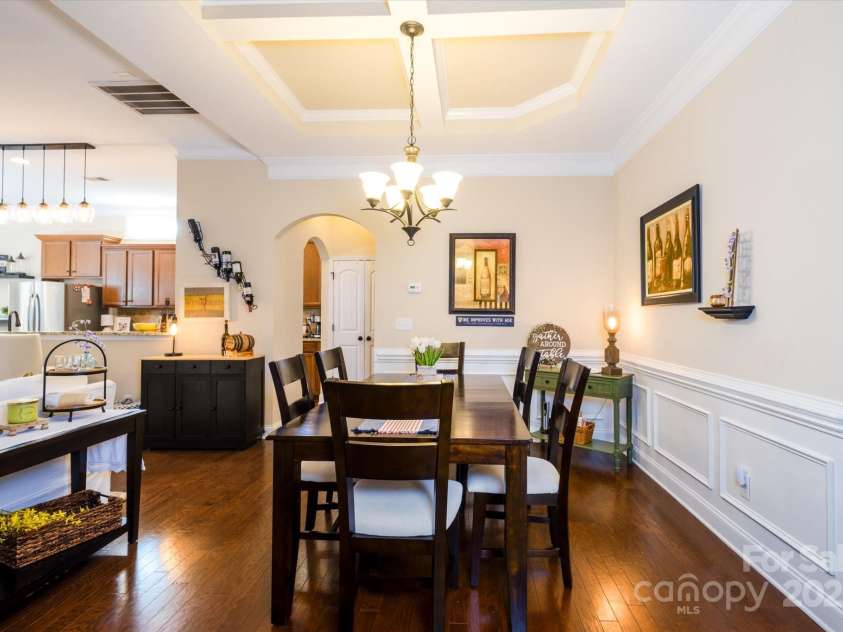 9122 Carneros Creek Road, Charlotte, NC 28214.  MLS# CAR4278394, YatesRealty ID 25484. Dining