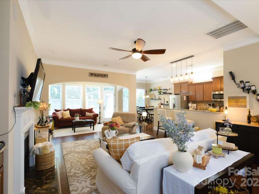 9122 Carneros Creek Road, Charlotte, NC 28214.  MLS# CAR4278394, YatesRealty ID 25484. Family Room