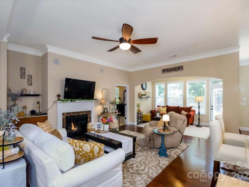 9122 Carneros Creek Road, Charlotte, NC 28214.  MLS# CAR4278394, YatesRealty ID 25484. Family Room