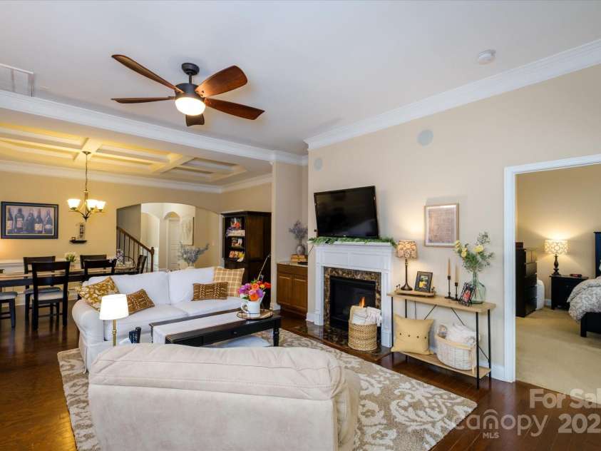 9122 Carneros Creek Road, Charlotte, NC 28214.  MLS# CAR4278394, YatesRealty ID 25484. Family Room