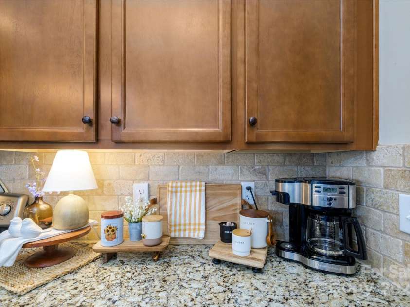 9122 Carneros Creek Road, Charlotte, NC 28214.  MLS# CAR4278394, YatesRealty ID 25484. Kitchen