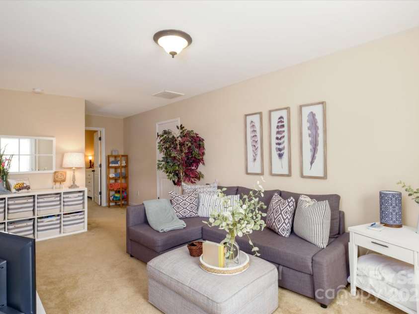 9122 Carneros Creek Road, Charlotte, NC 28214.  MLS# CAR4278394, YatesRealty ID 25484. Loft