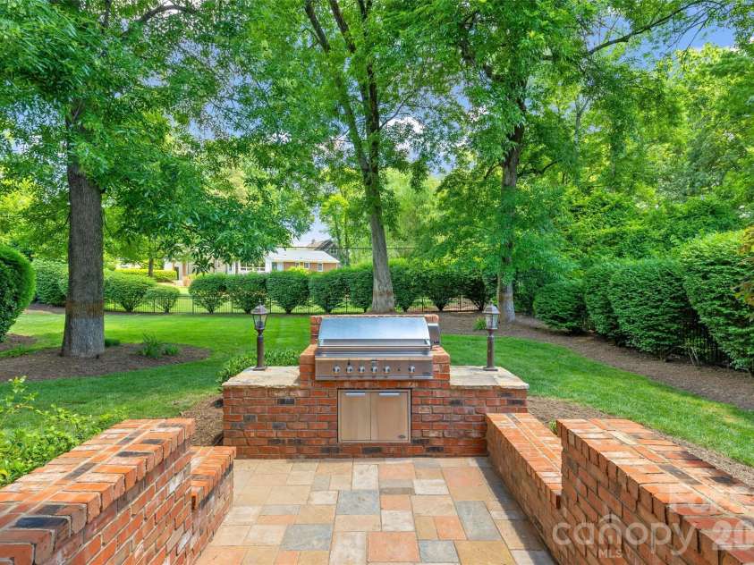2427 Danbury Street, Charlotte, NC 28211.  MLS# CAR4381127, YatesRealty ID 25485. 