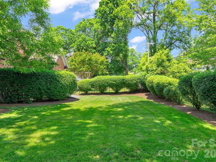 2427 Danbury Street, Charlotte, NC 28211.  MLS# CAR4381127, YatesRealty ID 25485. 