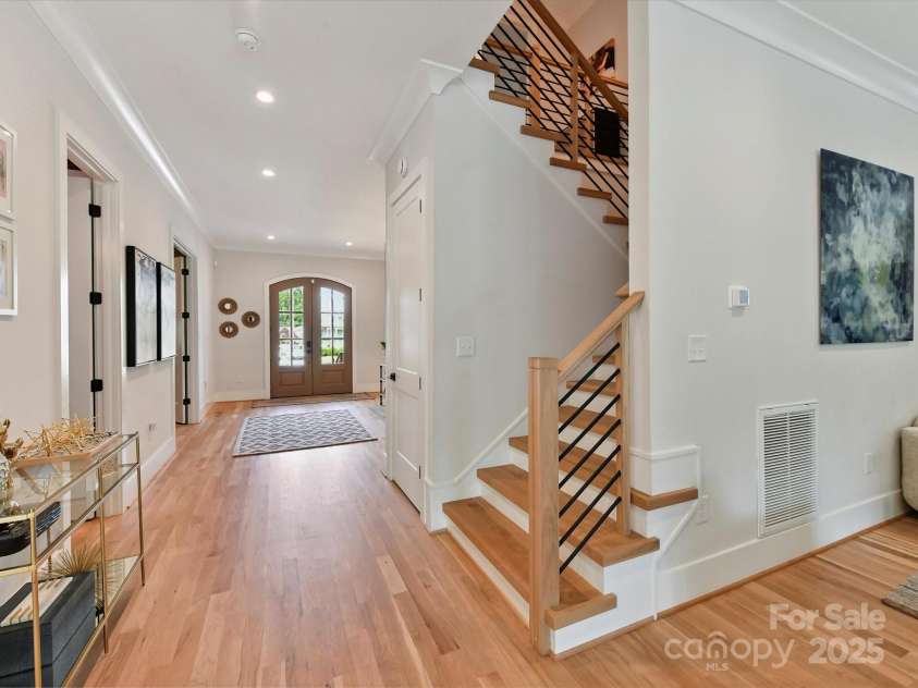 615 Melbourne Court, Charlotte, NC 28209.  MLS# CAR4279711, YatesRealty ID 25487. 