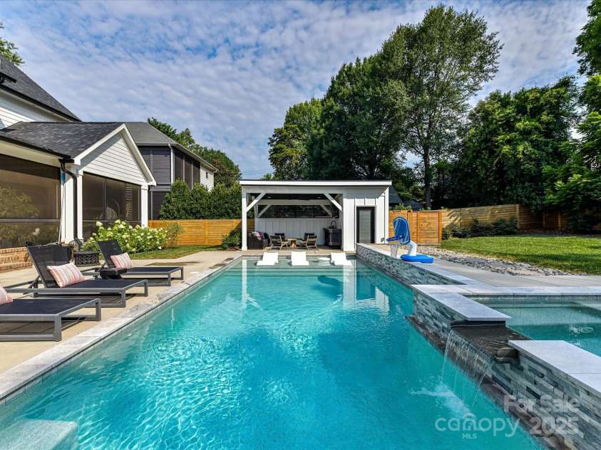 615 Melbourne Court, Charlotte, NC 28209.  MLS# CAR4279711, YatesRealty ID 25487. 