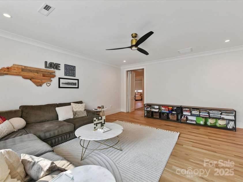 615 Melbourne Court, Charlotte, NC 28209.  MLS# CAR4279711, YatesRealty ID 25487. Bonus Room