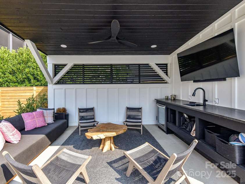 615 Melbourne Court, Charlotte, NC 28209.  MLS# CAR4279711, YatesRealty ID 25487. Cabana