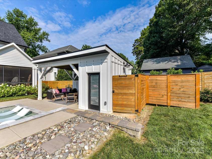 615 Melbourne Court, Charlotte, NC 28209.  MLS# CAR4279711, YatesRealty ID 25487. Cabana