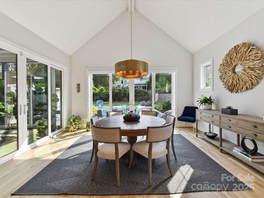 615 Melbourne Court, Charlotte, NC 28209.  MLS# CAR4279711, YatesRealty ID 25487. Dining Area