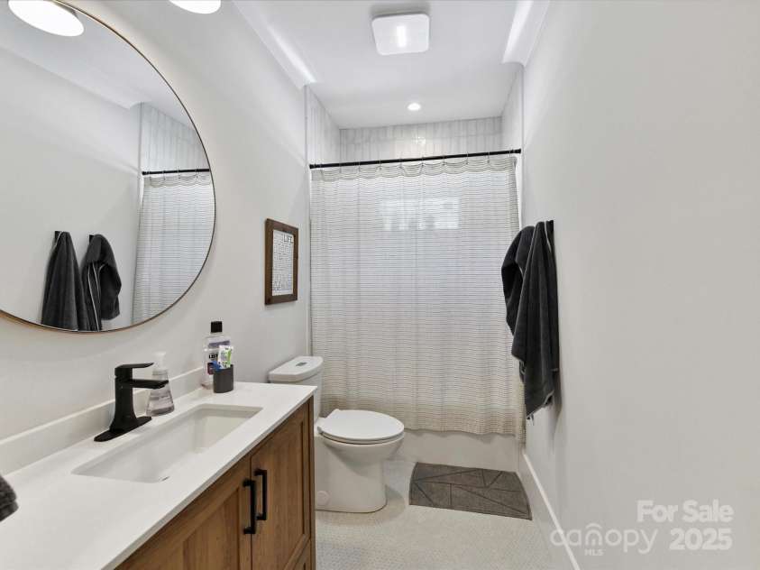 615 Melbourne Court, Charlotte, NC 28209.  MLS# CAR4279711, YatesRealty ID 25487. Full Bath #3