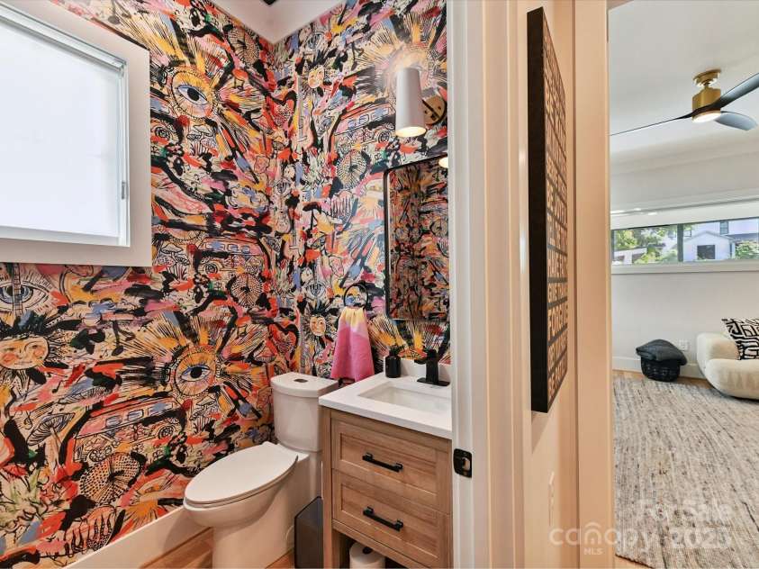 615 Melbourne Court, Charlotte, NC 28209.  MLS# CAR4279711, YatesRealty ID 25487. Half Bath Main Floor