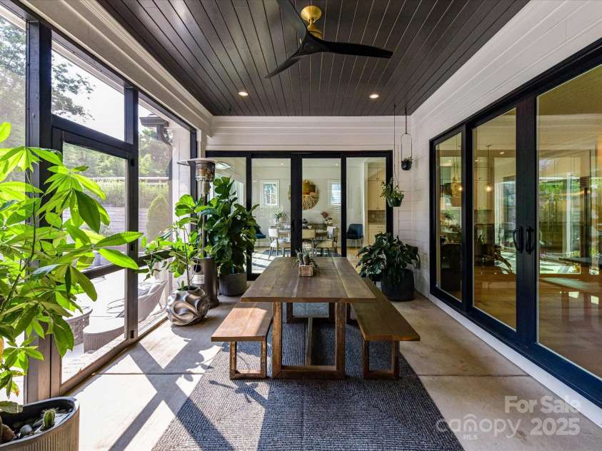 615 Melbourne Court, Charlotte, NC 28209.  MLS# CAR4279711, YatesRealty ID 25487. Huge Porch