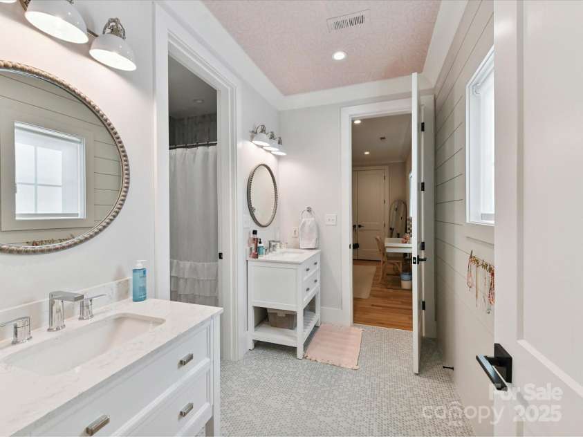 615 Melbourne Court, Charlotte, NC 28209.  MLS# CAR4279711, YatesRealty ID 25487. Jack and Jill Bath