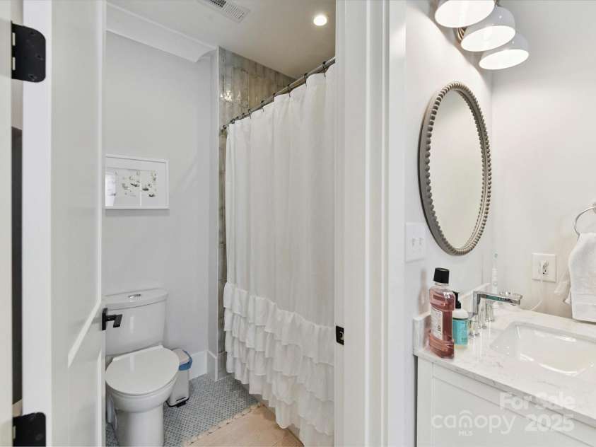 615 Melbourne Court, Charlotte, NC 28209.  MLS# CAR4279711, YatesRealty ID 25487. Jack and Jill Bath