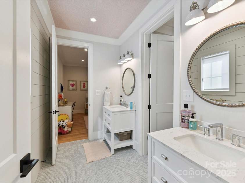 615 Melbourne Court, Charlotte, NC 28209.  MLS# CAR4279711, YatesRealty ID 25487. Jack and Jill Bath