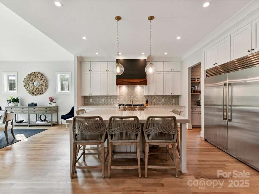 615 Melbourne Court, Charlotte, NC 28209.  MLS# CAR4279711, YatesRealty ID 25487. Kitchen